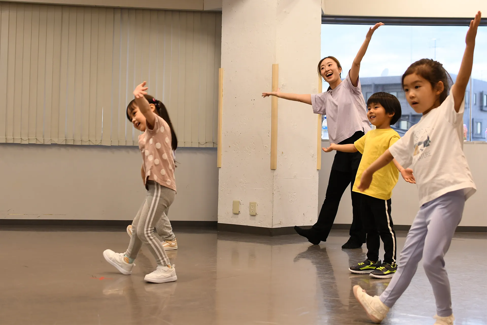 年中から年長の子どもたちがレッスンを受ける様子