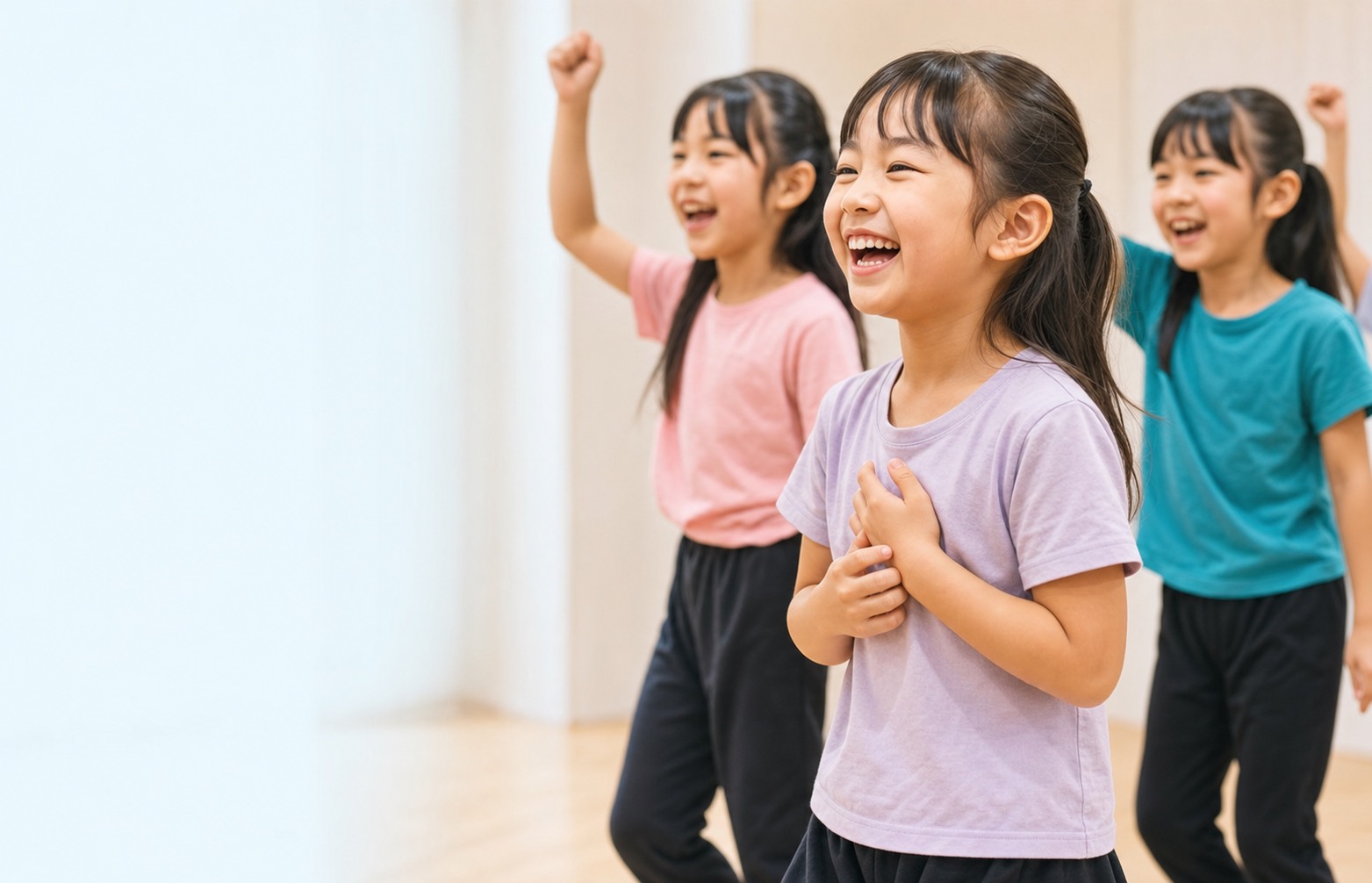 ミュージカルダンスのレッスンで笑顔を見せる子どもたち
